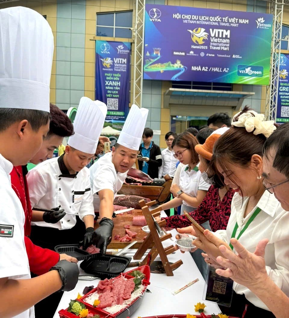 Du khách thích thú thưởng thức món gỏi sống cá ngừ đại dương tươi ngon